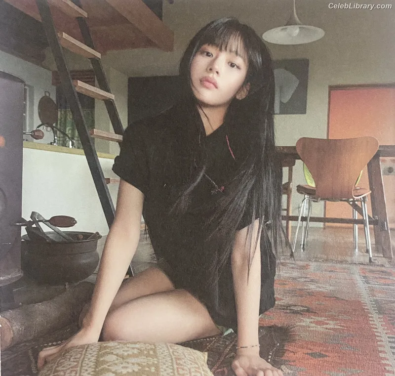 Minji (NewJeans) photo 15 of 1154