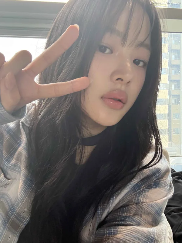 Minji (NewJeans) photo 24 of 1154
