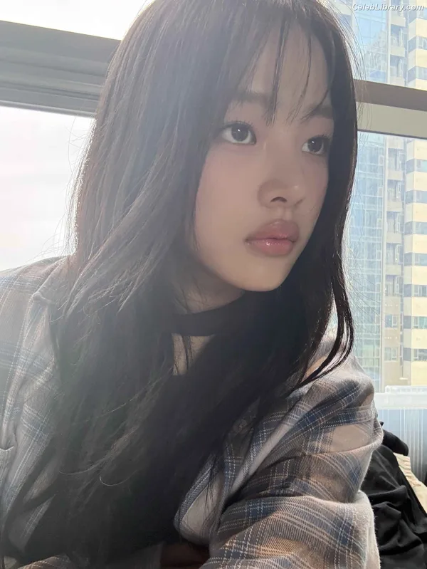 Minji (NewJeans) photo 1 of 1154