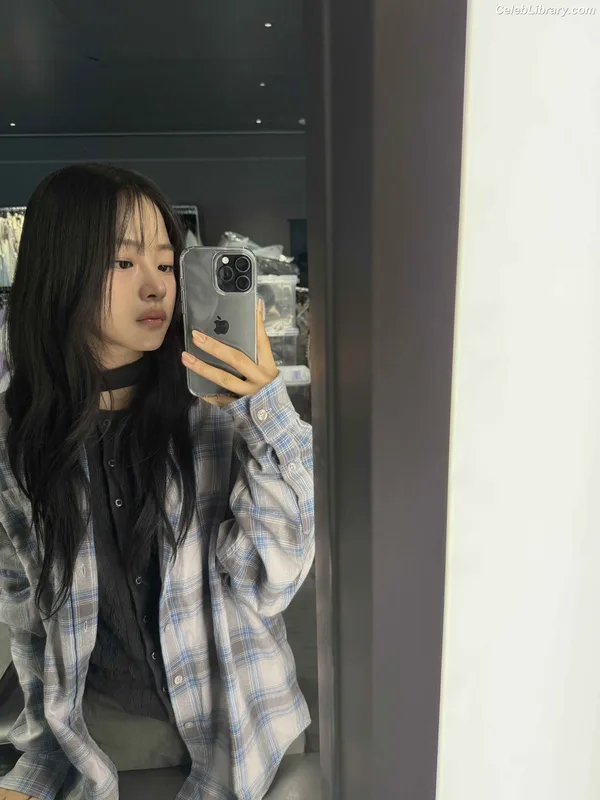 Minji (NewJeans) photo 2 of 1154