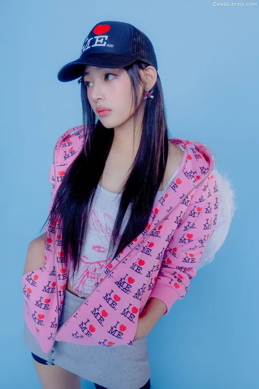 Minji (NewJeans) photo 5 of 1154