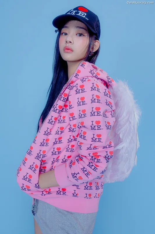 Minji (NewJeans) photo 11 of 1154