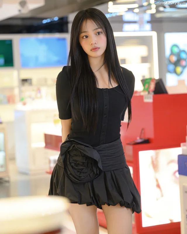 Minji (NewJeans) photo 16 of 1154