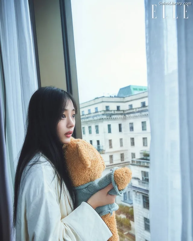 Minji (NewJeans) photo 18 of 1154