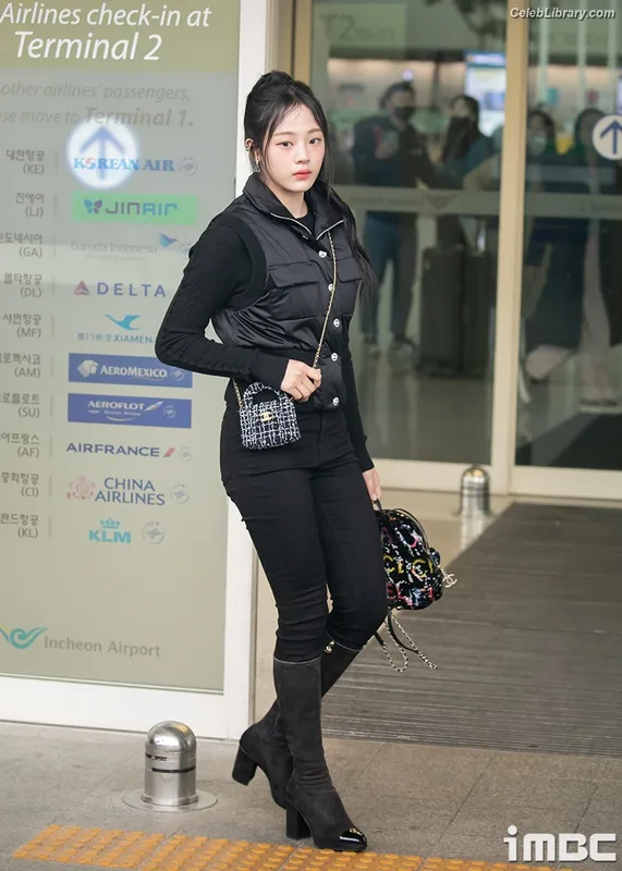 Minji (NewJeans) photo 1 of 1154