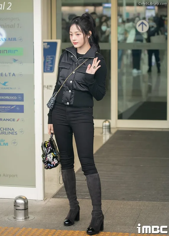 Minji (NewJeans) photo 6 of 1154