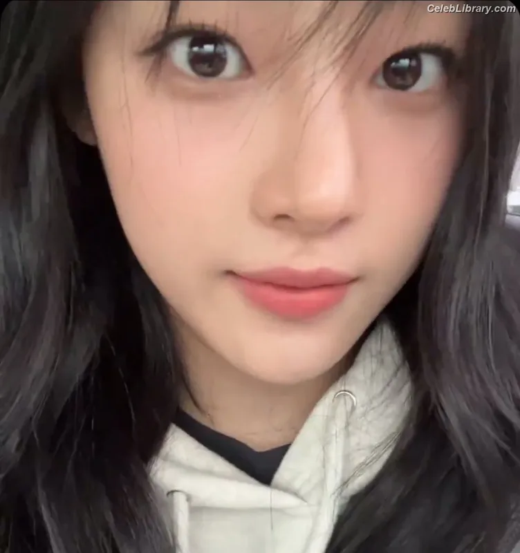 Minji (NewJeans) photo 18 of 1154