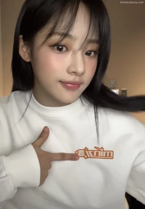 Minji (NewJeans) photo 24 of 1154