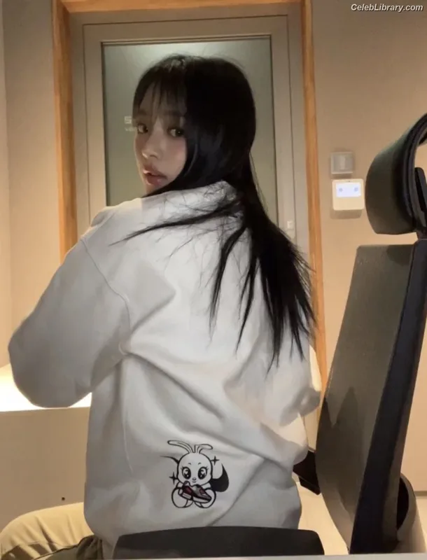 Minji (NewJeans) photo 1 of 1154