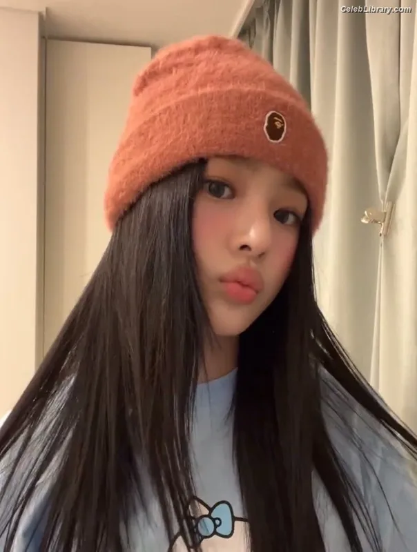 Minji (NewJeans) photo 6 of 1154