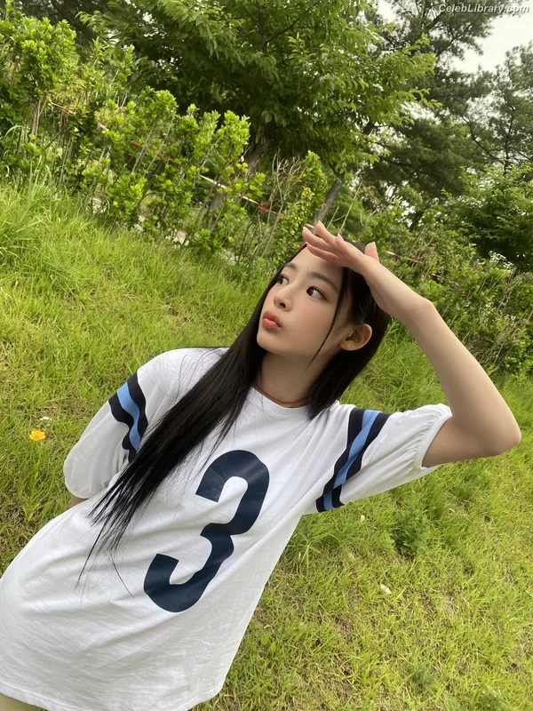 Minji (NewJeans) photo 12 of 1154