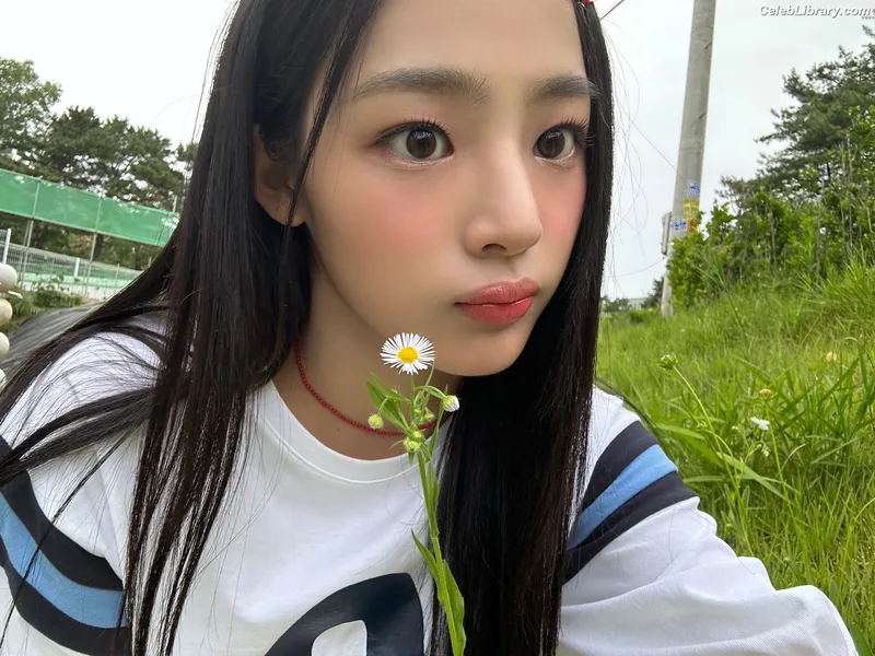 Minji (NewJeans) photo 13 of 1154