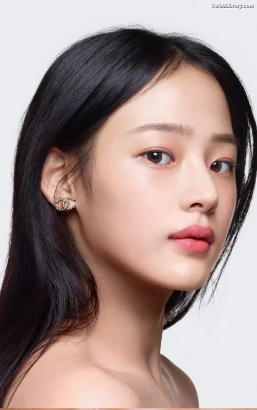 Minji (NewJeans) photo 23 of 1154