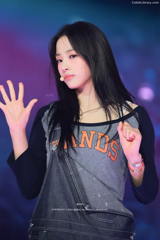 Minji (NewJeans) photo 20 of 1154