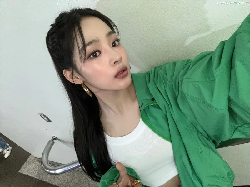Minji (NewJeans) photo 3 of 1154