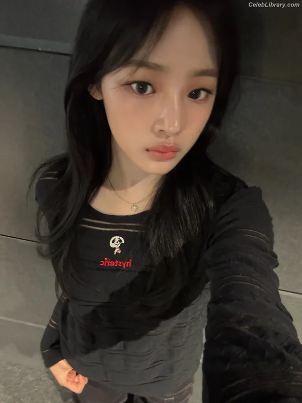 Minji (NewJeans) photo 11 of 1154