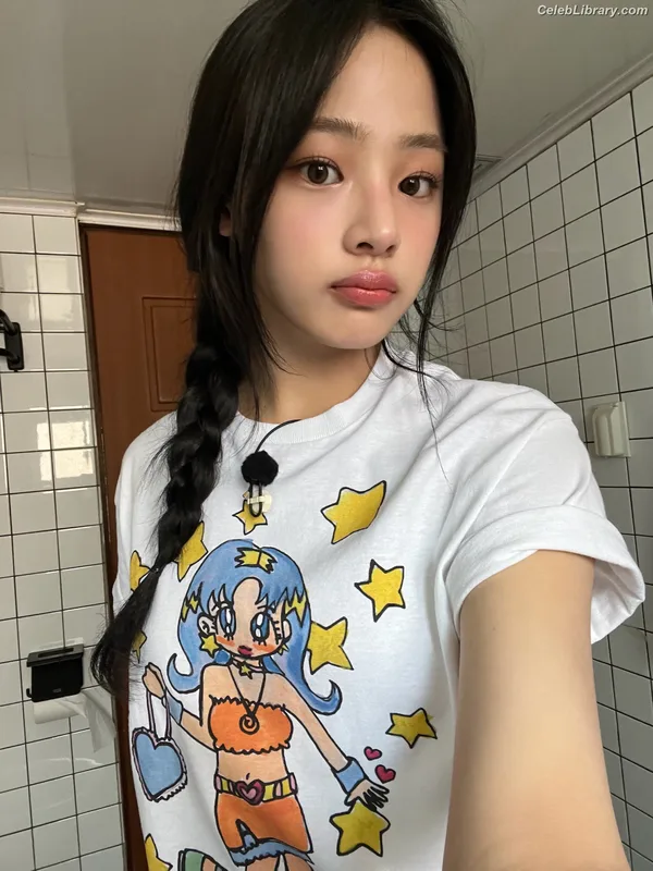 Minji (NewJeans) photo 3 of 1154