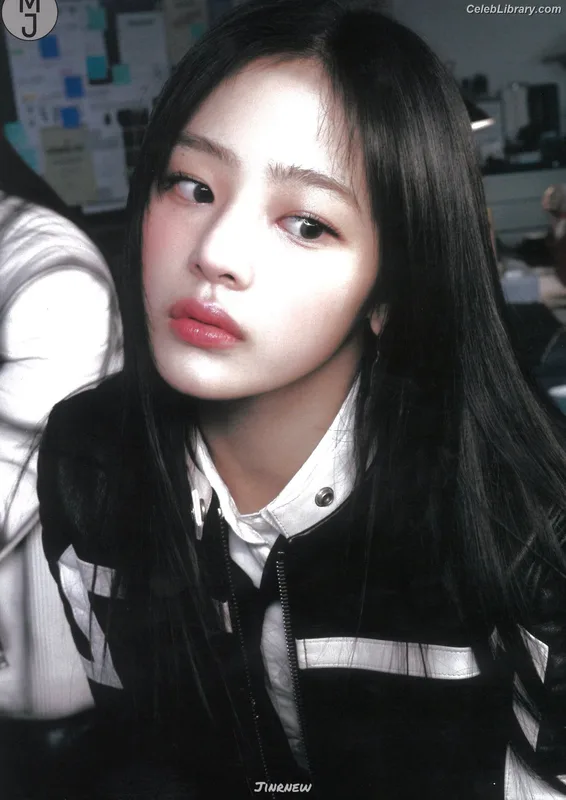 Minji (NewJeans) photo 15 of 1154
