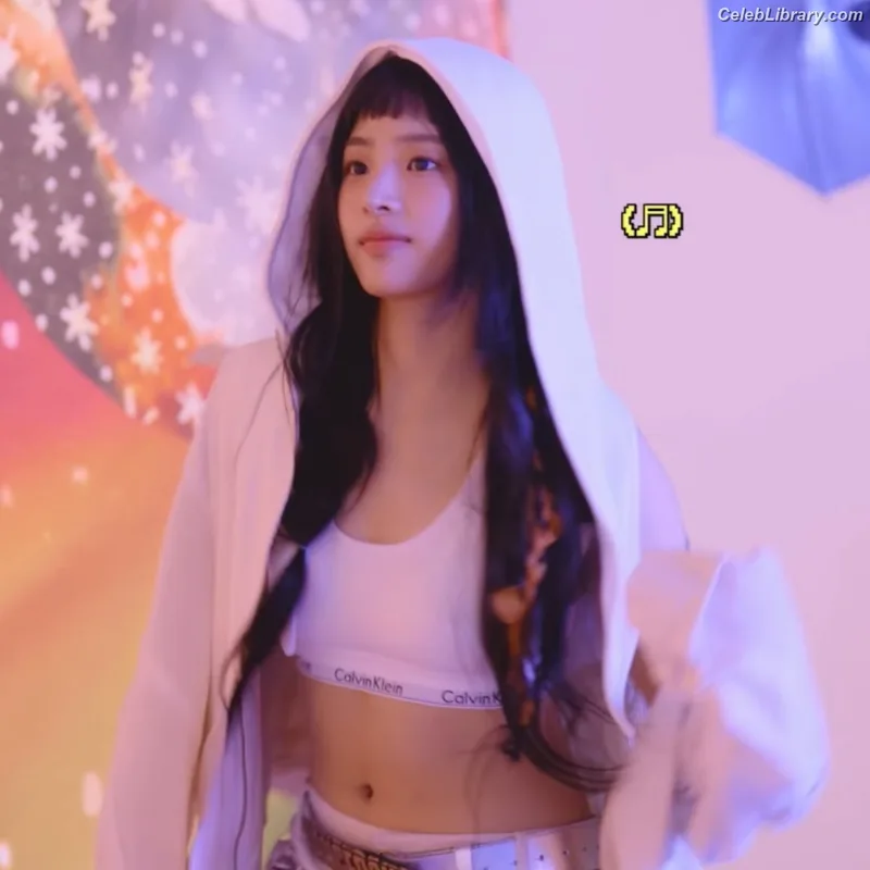 Minji (NewJeans) photo 22 of 1154