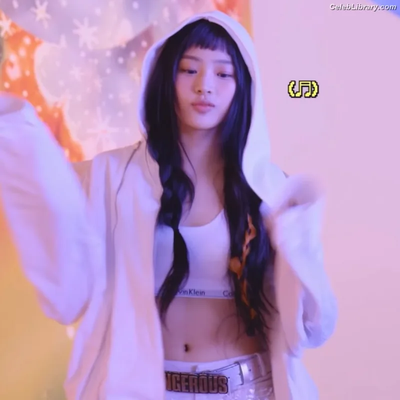 Minji (NewJeans) photo 23 of 1154