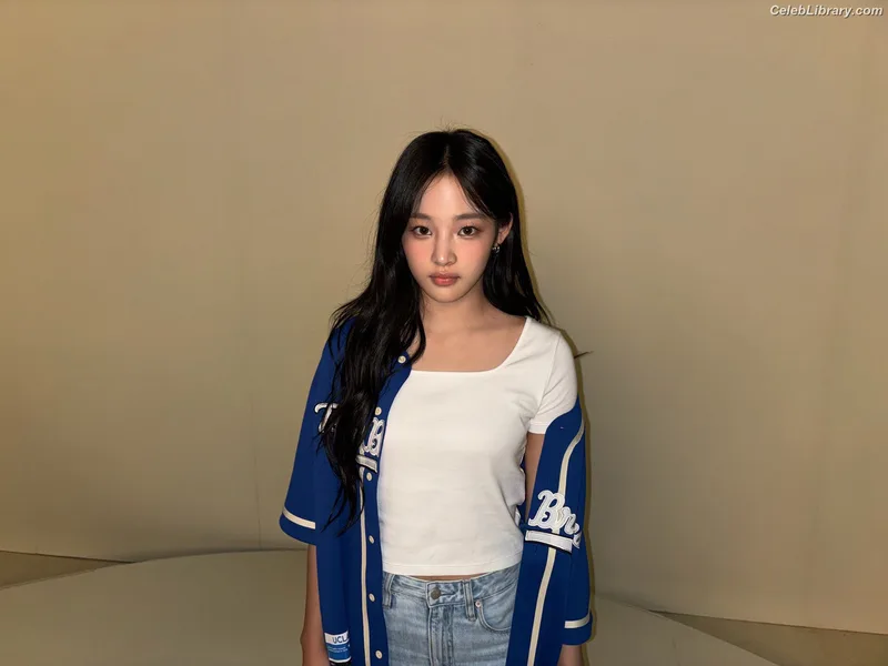 Minji (NewJeans) photo 20 of 1154