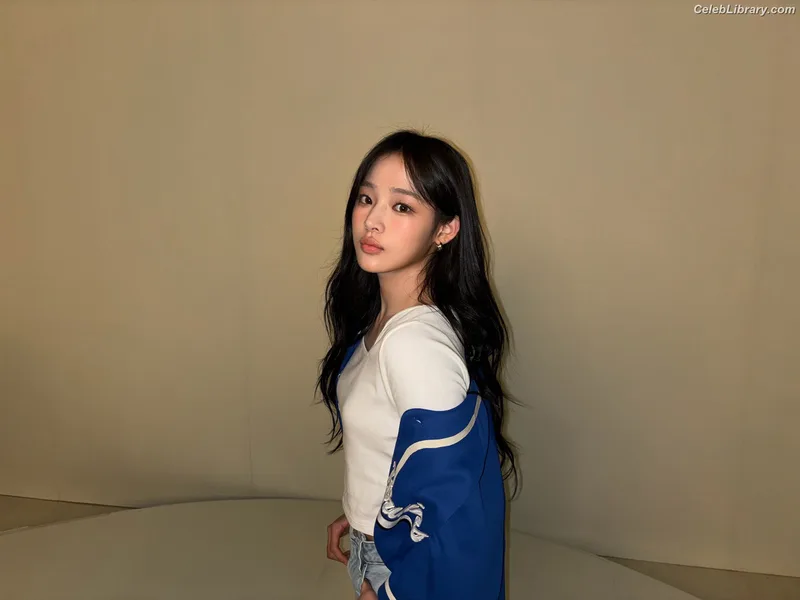Minji (NewJeans) photo 22 of 1154