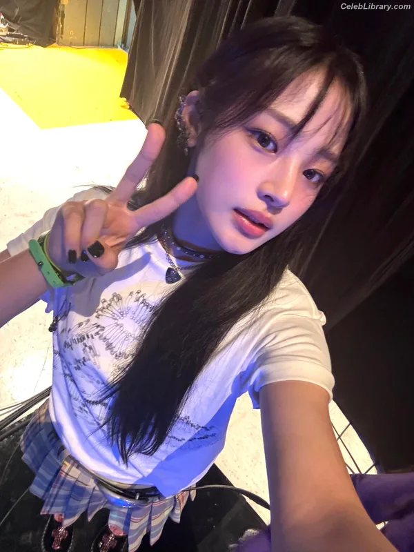Minji (NewJeans) photo 1 of 1154