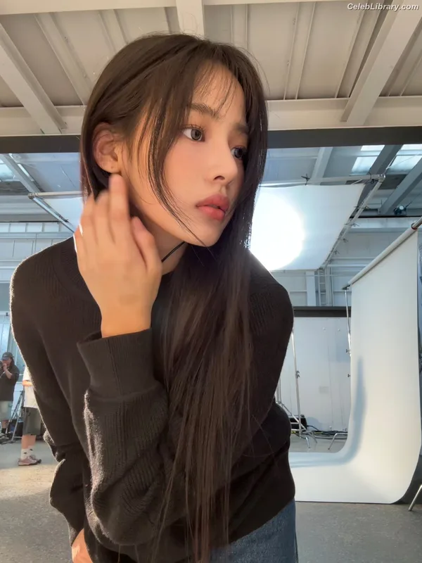 Minji (NewJeans) photo 1 of 1154