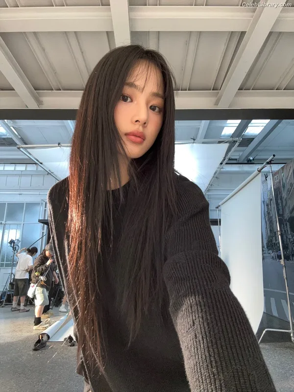 Minji (NewJeans) photo 2 of 1154