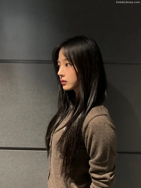Minji (NewJeans) photo 5 of 1154