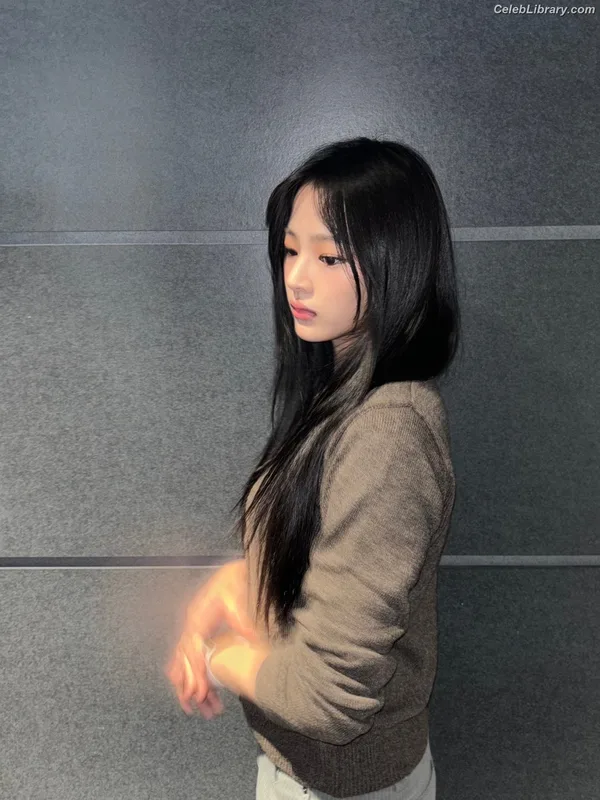 Minji (NewJeans) photo 6 of 1154