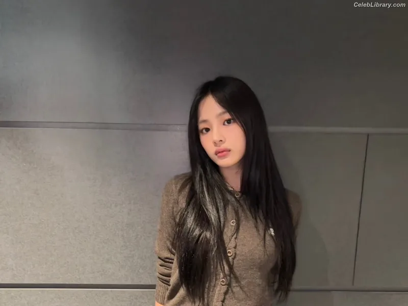 Minji (NewJeans) photo 7 of 1154