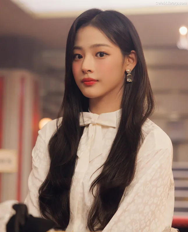 Minji (NewJeans) photo 16 of 1154