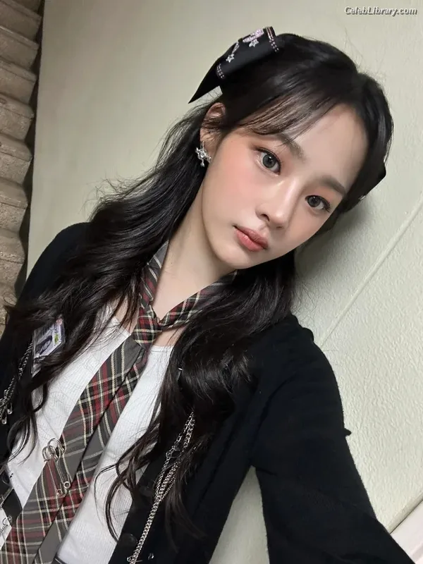 Minji (NewJeans) photo 1 of 1154