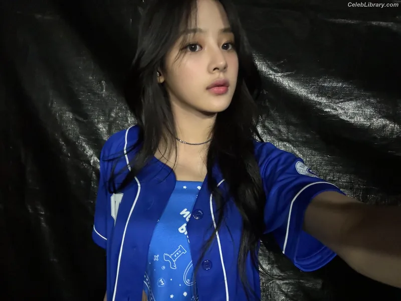 Minji (NewJeans) photo 3 of 1154