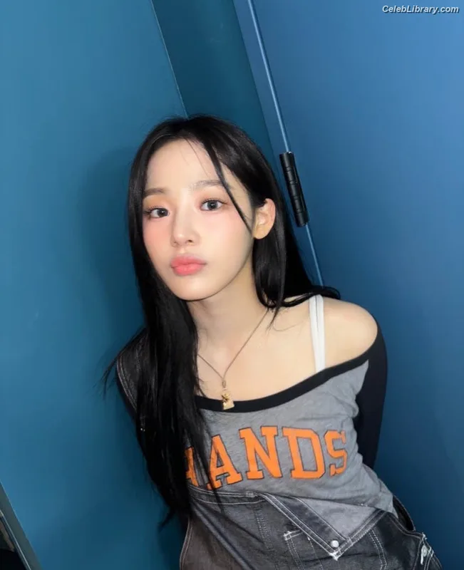 Minji (NewJeans) photo 4 of 1154