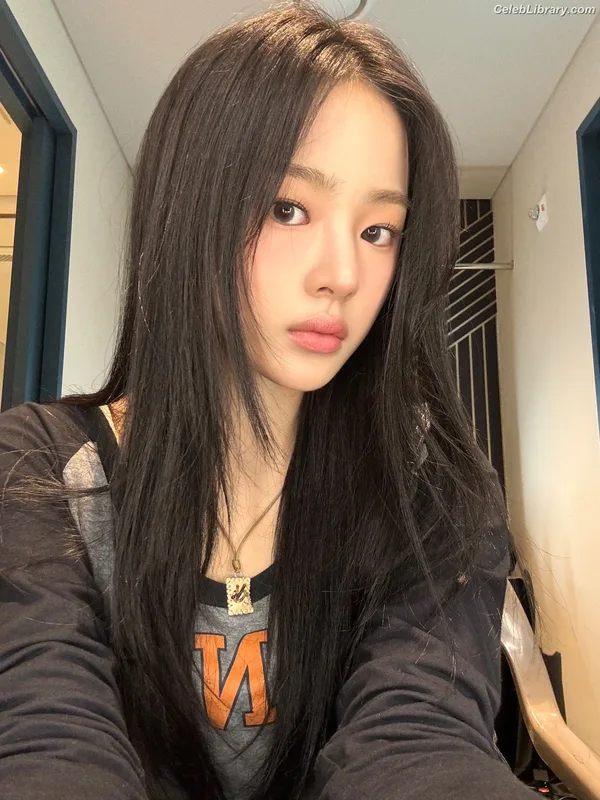 Minji (NewJeans) photo 5 of 1154