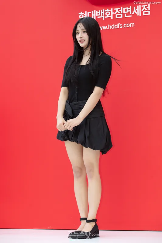 Minji (NewJeans) photo 7 of 1154