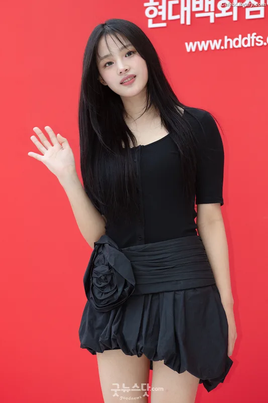 Minji (NewJeans) photo 8 of 1154
