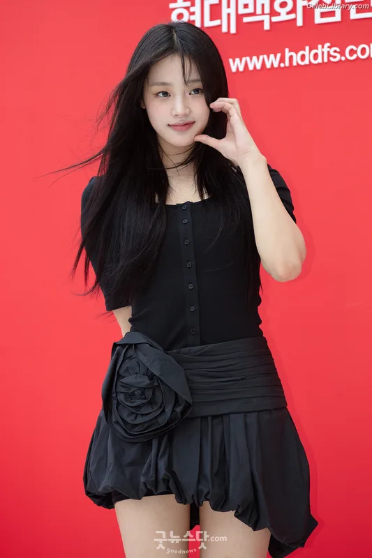Minji (NewJeans) photo 10 of 1154