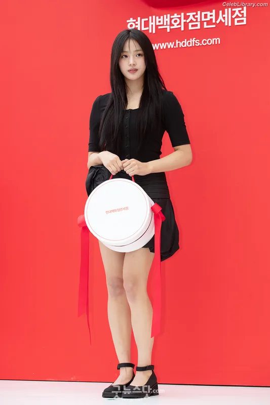 Minji (NewJeans) photo 12 of 1154