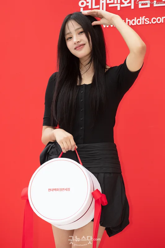 Minji (NewJeans) photo 13 of 1154