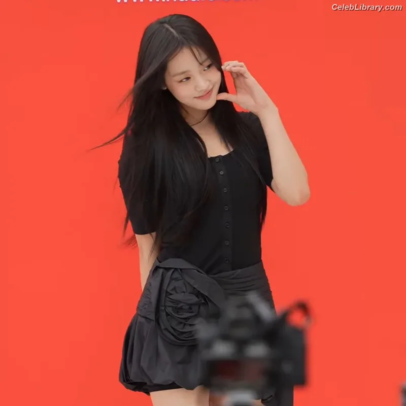Minji (NewJeans) photo 14 of 1154