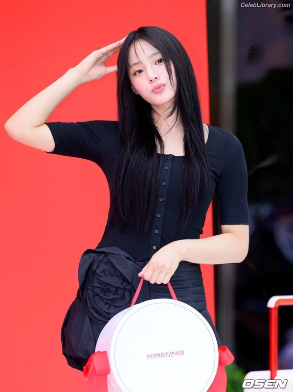 Minji (NewJeans) photo 15 of 1154