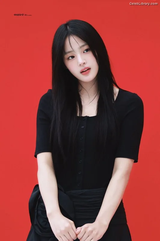 Minji (NewJeans) photo 16 of 1154