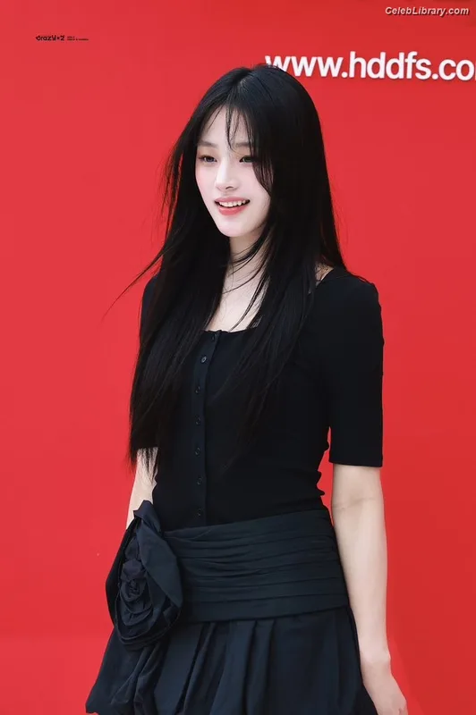 Minji (NewJeans) photo 17 of 1154