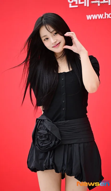 Minji (NewJeans) photo 18 of 1154