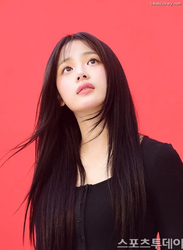 Minji (NewJeans) photo 19 of 1154