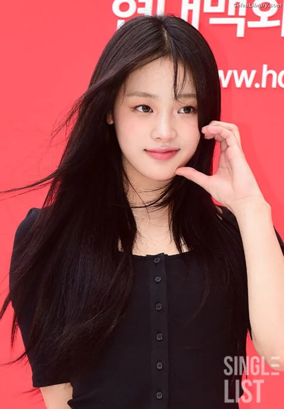 Minji (NewJeans) photo 20 of 1154