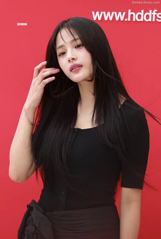 Minji (NewJeans) photo 22 of 1154